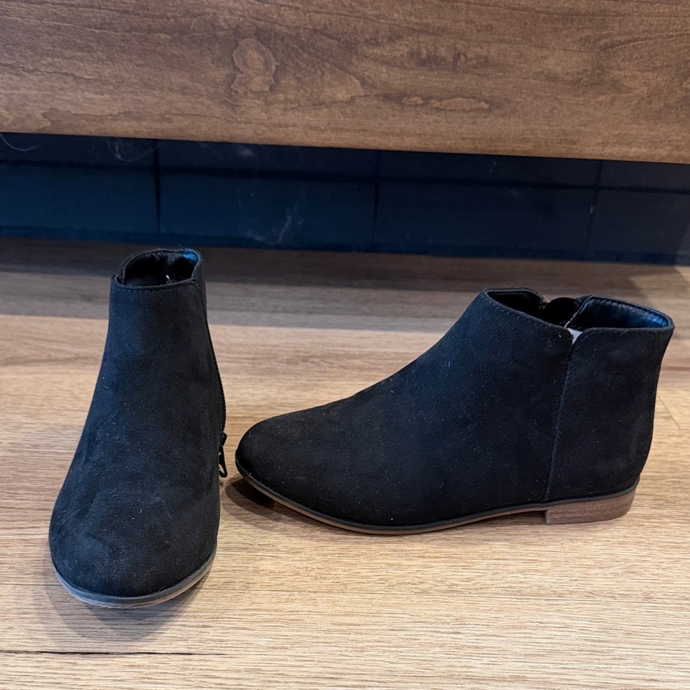 Cat & Jack Black Kids Booties